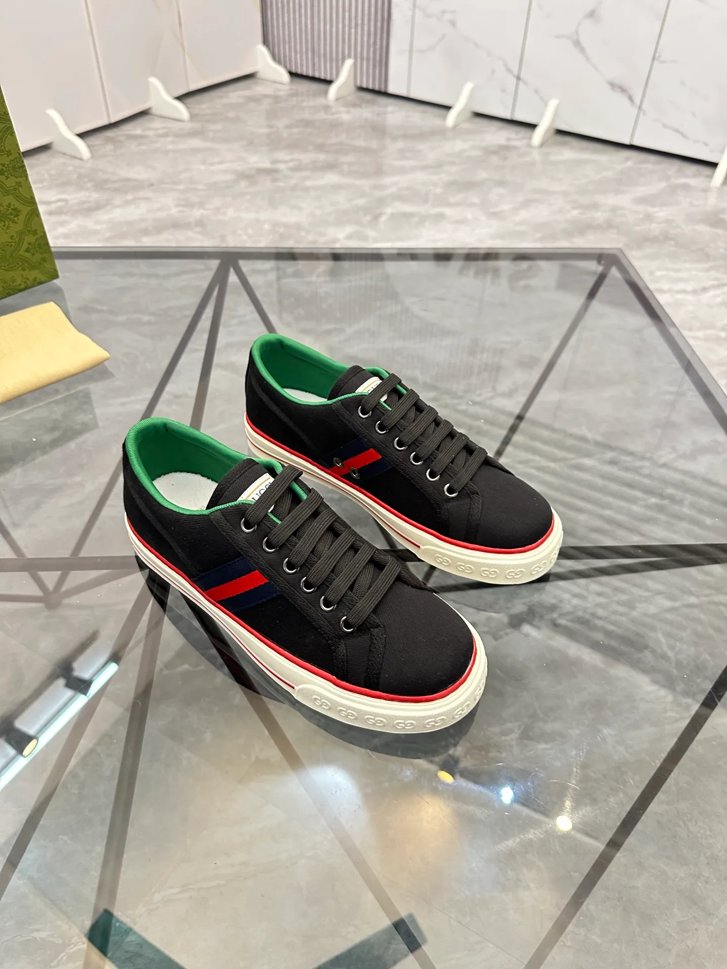 Men's shoes: 💰P360¥ Product trademark: Gucci* "Gucci*" low-cut casual shoes Regular size: 38-44 (can be customized to 45.46.) Product materials: Original material from the upper counter, breathable lining, original outsole. Number: 661